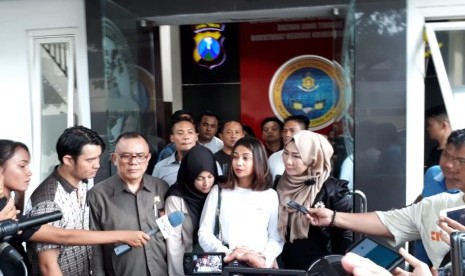 Artis Vanessa Angel seusai menjalani pemeriksaan intensif di Mapolda Jatim, Surabaya, Ahad (6/1). Vanessa menjadi salah satu yang diamankan polisi terkait kasus prostitusi online yang diduga melibatkan artis