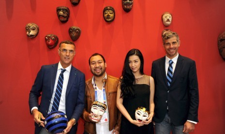 Artis Velove Vexia bersama dua legenda Inter Milan, Francesco Toldo dan Giuseppe Bergomi di galeri topeng di Paviliun Indonesia.