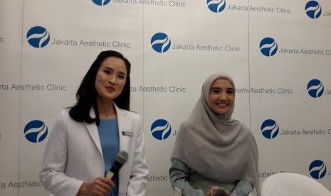 Artis Zaskia Sungkar (kanan) dan dr Olivia Ong dari Jakarta Aesthetic Vlinic