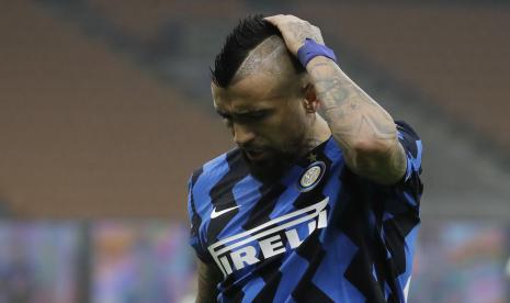 Arturo Vidal dari Inter Milan bereaksi saat ia meninggalkan lapangan selama pertandingan sepak bola leg pertama semifinal Piala Italia antara Inter Milan dan Juventus di stadion San Siro, di Milan, Italia, Selasa, 2 Februari 2021.