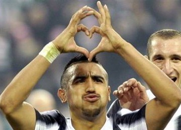 Arturo Vidal, gelandang Juventus asal Chile, melakukan selebrasi 'minum alkohol' usai menjebol jala Cesena lewat titik penalti di laga Seri A Italia di Stadion Juventus, Turin, Ahad (4/12). 