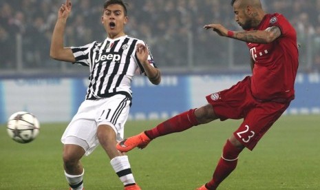 Arturo Vidal (kanan).