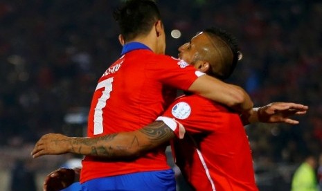 Arturo Vidal (kanan) dan Alexis Sanchez di timnas Cile.