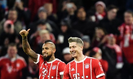 Arturo Vidal (kiri) bersama Robert Lewandowski (kanan).