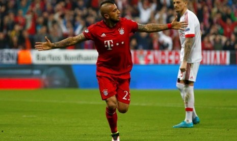 Arturo Vidal melakukan selebrasi usai membobol gawang Benfica.