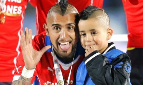 Arturo Vidal saat merayakan gelar juara Copa America bersama anaknya Alonso.