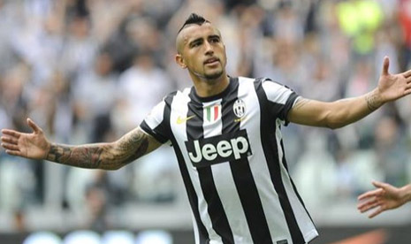 Arturo Vidal setelah mencetak gol ke gawang Palermo.