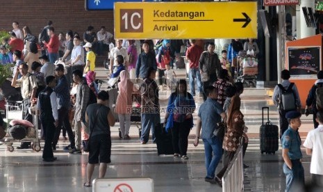 Penumpang berada di tempat kedatangan di terminal 1C Bandara Internasional Soekarno Hatta, Tangerang, Banten, Rabu (22/7). Penumpang menunggu barang bawaan mereka di terminal kedatangan 1C Bandara Internasional Soekarno Hatta, Tangerang, Banten, Rabu (22/7