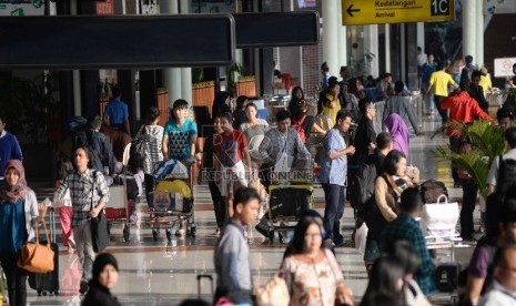 Penumpang berada di tempat kedatangan di terminal 1C Bandara Internasional Soekarno Hatta, Tangerang, Banten, Rabu (22/7). Penumpang menunggu barang bawaan mereka di terminal kedatangan 1C Bandara Internasional Soekarno Hatta, Tangerang, Banten, Rabu (22/7