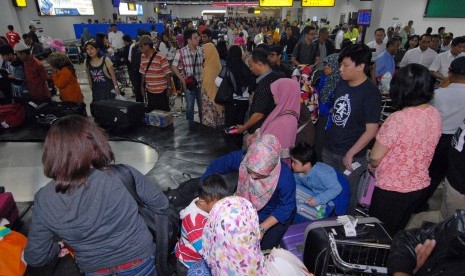 Arus Balik Bandara Soekarno-Hatta. Sejumlah penumpang menunggu barang bawaan mereka di terminal kedatangan 2F Bandara Internasional Soekarno Hatta, Tangerang, Banten, Selasa (21/7).