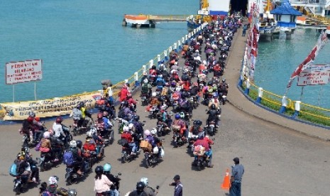 Arus Balik dari Pelabuhan Bakauheni, Lampung menuju Merak, Banten.