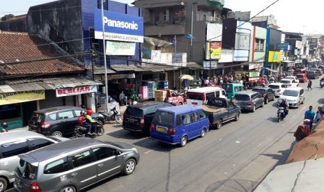 Arus balik dari Sukabumi ke Jakarta mengalami kemacetan di jalan Suryakencana Cibadak Kabupaten Sukabumi Senin (18/6).