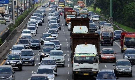 Arus balik dari Tol Cikampek menuju Jakarta. 