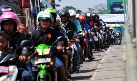  Arus Balik Di Jalur Pantura. Sejumlah kendaraan pemudik arus balik melintas di jalur Pantura, Brebes, Jawa Tengah, Senin (20/7).