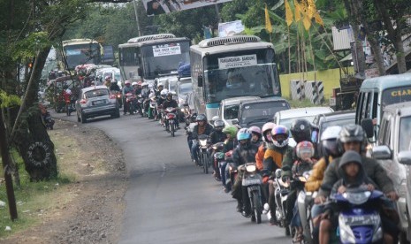 Arus Balik: Kemacetan cukup parah terjadi saat arus balik di Jl Rajapolah, Kabupaten Tasikmalaya, Ahad (11/8). Selain akibat tingginya volume kendaraan kemacetan juga terjadi karena ulah para pengendara yang kurang sabar. 