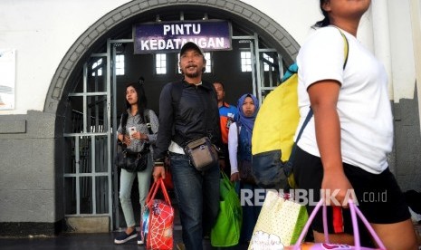  Arus balik lebaran sudah terlihat dengan ramainya Stasiun Senen, Jakarta, Jumat (8/7), oleh pemudik yang kenbali dari kampung halaman. (Republika/Yasin Habibi)