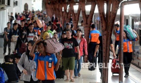  Arus balik lebaran sudah terlihat dengan ramainya Stasiun Senen, Jakarta, Jumat (8/7), oleh pemudik yang kenbali dari kampung halaman. (Republika/Yasin Habibi)