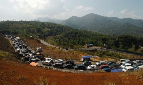 Arus Balik Lingkar Gentong. Antrean kendaraan memadati ruas jalan jalur Selatan Lingkar Gentong, Tasikmalaya, Jawa Barat, Senin (20/7).