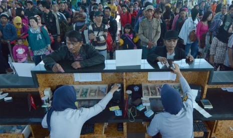  Arus Balik Pelabuhan Bakauheni Ratusan penumpang pejalan kaki mengantre membeli tiket di loket Pelabuhan Bakau heni, Lampung, Senin (20/7).