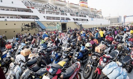 Arus Balik Pelabuhan Tanjung Priok. Pemudik menunggu bongkar muat sepeda motor mereka dari KM Dobonsolo setibanya di Pelabuhan Tanjung Priok, Jakarta, Rabu (22/7). 