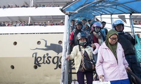 Arus Balik Pelabuhan Tanjung Priok. Pemudik menunggu bongkar muat sepeda motor mereka dari KM Dobonsolo setibanya di Pelabuhan Tanjung Priok, Jakarta, Rabu (22/7). 