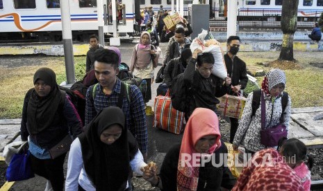 Penumpang  tiba di Stasiun Kiaracondong, Kota Bandung