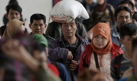  Arus Balik Stasiun Pasar Senen. Pemudik penumpang kereta Matarmaja dari Malang tiba di Stasiun Pasar Senen, Jakarta, Senin (20/7).