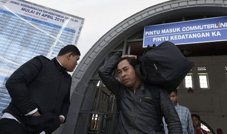 Arus Balik Stasiun Pasar Senen. Pemudik penumpang kereta Majapahit dari Malang tiba di Stasiun Pasar Senen, Jakarta, Senin (20/7). 