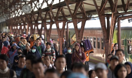 Arus Balik Stasiun Pasar Senen. Pemudik penumpang kereta Matarmaja dari Malang tiba di Stasiun Pasar Senen, Jakarta, Senin (20/7).