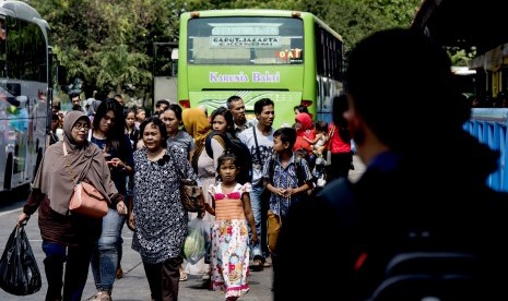 Arus Balik Terminal Rambutan. Sejumlah pemudik berjalan keluar bus saat tiba di Terminal Kampung Rambutan di Jakarta, Selasa (21/7).