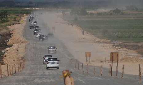 Arus Balik Tol Pejagan-Pemalang. Kendaraan pemudik arus balik dari Jawa Tengah menuju Jakarta melintas di pintu keluar tol Pejagan-Pemalang, Banjar Anyar, Brebes, Jawa Tengah, Senin (20/7). 