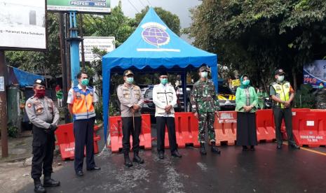 Arus kendaraan di Jalan Bhayangkara Kota Sukabumi dialihkan mulai dari Simpang Karamat dan Gang Isnen dalam rangka Pembatasan Sosial Berskala Besar (PSBB) Covid-19, Jumat (3/4). Kriteria dan aturan pelaksanaan teknis PSBB dinilai belum rinci diatur dalam peraturan pemerintah. 