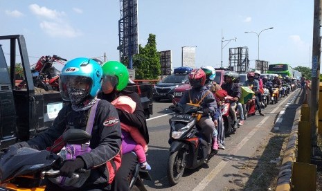 Arus kendaraan di Simpang Jomin (Karawang) dari arah Jakarta - Bekasi - Karawang menuju Cirebon melalui jalur Pantura non tol padat merayap pada Kamis (30/5) jam 14.00 WIB.