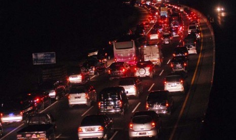   Arus kendaraan sangat padat mulai dari Gerbang tol Cikampek maupun Purbaleunyi yang menuju Jakarta memadati jalan Tol Cikampek , Purwakarta, Jawa Barat, Kamis dini hari (23/8). (Agung Fatma Putra)