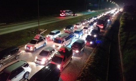 Arus kendaraan tersendat sampai berhenti sebentar kemudian berjalan lancar kembali dengan lamban di kilometer 68 Jalan Tol Cipali, Kamis (30/5) jam 00.30 WIB. 