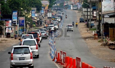   Arus kendaraan yang melintas di Simpang Jomin menuju arah Cikopo, Jawa Barat, Rabu (30/7). (Republika/ Wihdan)