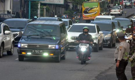 Arus lalu lintas arah Semarang di jalur utama kota Ungaran, Kabupaten Semarang terpantau padat pada Sabtu (30/4) petang. Kepadata arus lalu lintas ini dampak dari pemberlakuan one way local dari GT Kalikangkung, Kota Semarang hingga interchange Bawen, Kabupaten Semarang.