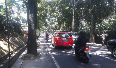 Arus lalu lintas dari jalan Setiabudi Kota Bandung menuju Jalan Raya Lembang terpantau padat, Sabtu (31/3). Adanya beberapa objek wisata seperti Farm House dan Floating Market berdampak pada kemacetan.