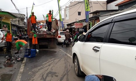 Arus lalu lintas di Jalan Darma Wanita, Rawa Buaya Jakarta Barat (Jakbar) menuju Cengkareng Jakbar terhambat. Terhambatnya arus lalu lintas di wilayah ini karena banyak petugas dibantu warga setempat kerja bakti membersihkan sampah sisa banjir. (ilustrasi)