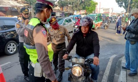 Arus lalu lintas di jalan perbatasan Kota Cimahi ke Bandung di Jalan Rajawali-Cibereum masih ramai dilintasi kendaraan roda dua dan empat, Rabu (22/4) di hari pertama pemberlakukan PSBB. Sejumlah pengendara roda dua masih ada yang belum memakai masker dan berboncengan. 