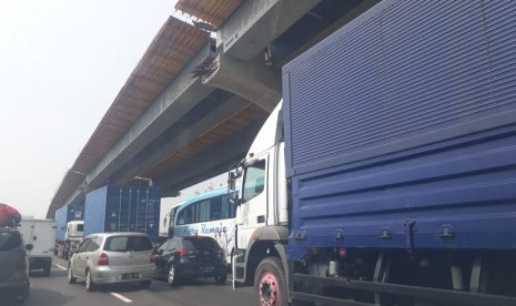 Arus lalu lintas di Jalan Tol Jakarta-Cikampek lancar namun masih banyak mobil kontainer yang melintas, Rabu (29/5).