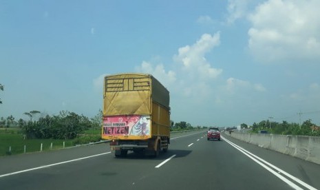 Truk yang melampaui batas dimensi dan muatan di jalan tol mengakibatkan kerugian biaya perbaikan hingga Rp 1 triliun per tahunnya. 