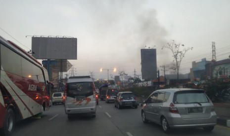 Arus lalu lintas di jalur Pantura Semarang, Jawa Tengah, Sabtu (1/6) sore. 