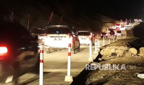 Arus lalu lintas di ruas tol fungsional Kartasura- Salatiga terpantau ramai lancar di wilayah Susukan, Kabupaten Semarang, Selasa (19/6) malam. Arus balik Lebaran 1439 Hijriah di ruas tol fungsional ini terus mengalir pada H+4.