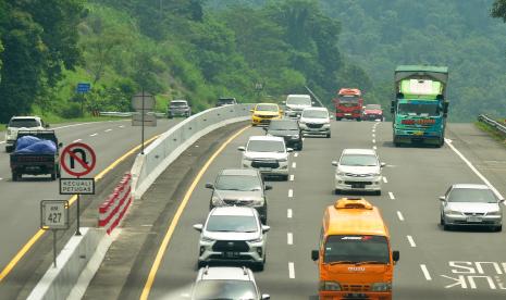  Arus lalu lintas di ruas tol Semarang-Solo KM 427 A arah Solo relatif lebih ramai jika dibandingkan arus lalu lintas sebaliknya, pada H-6 Lebaran 2023, Ahad (16/4) siang. Ditlantas Polda Jawa Tengah mencatat kenaikan volume kendaraan bermotor melalui gerbang tol di Jateng telah melonjak hingga 60 persen sepanjang akhir pekan hingga Ahad.