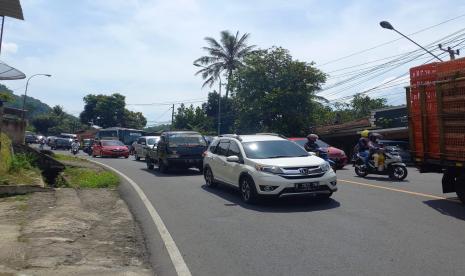 Arus lalu lintas kendaraan pemudik sempat mengalami kepadatan di jalur cagak Nagrek, Jumat (29/4/2022) akibat pengalihan arus ke Kadungora, Garut. Puncak Arus Mudik di Garut Diprediksi Mulai Terjadi Malam Ini