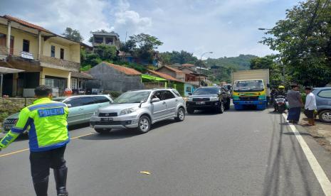 Arus lalu lintas kendaraan pemudik sempat mengalami kepadatan di jalur cagak Nagrek, Jumat (29/4/2022) akibat pengalihan arus ke Kadungora, Garut. 