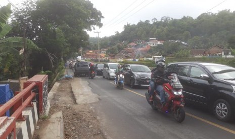 Arus lalu lintas kendaraan roda dua dan empat terpantau padat di Jalan Soreang menuju kawasan Wisata Ciwidey Bandung Selatan, Ahad (23/12).