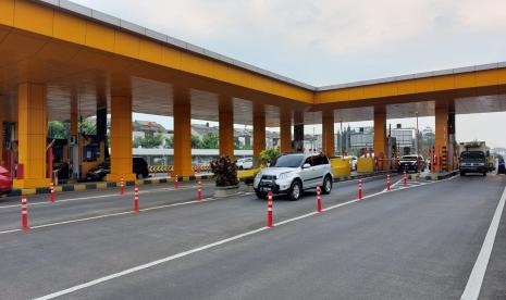 Ilustrasi. Arus lalu lintas kendaraan yang keluar dari gerbang tol Pasteur, Kota Bandung. Arus Lalu Lintas di Tol Pasteur Bandung Lancar Jelang Tahun Baru