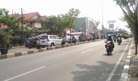 Arus lalu lintas lancar setelah u-turn di depan Kompleks UI, Jalan Ir H Juanda Ciputat, Tangerang Selatan dibuka, Rabu (15/8).